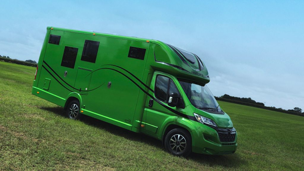 Aeos Discovery 45 horsebox in emerald green by KPH