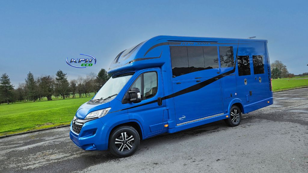 Aeos Discovery 45 Horsebox in Metallic Ultra Blue